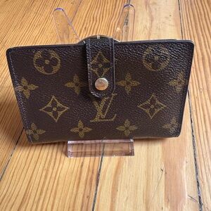Authentic Louis Vuitton Monogram Kisslock Wallet
Preloved-minor peeling